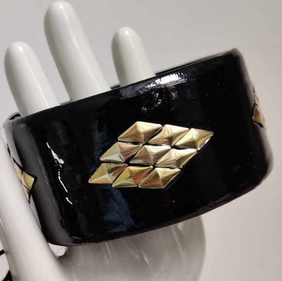 SALE 2/$29 Matt and Nat black and gold lacquer bracelet - Picture 2 of 12